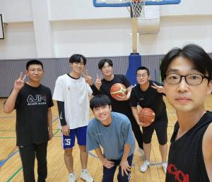 We're playing basketball! 이미지