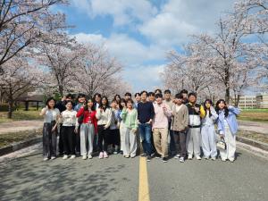 A Cherry Blossom Picnic to Welcome Newcomers and More 이미지