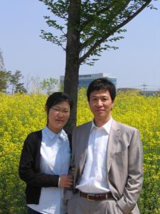 유채꽃 밭에서 교수님과 함께한 포토 시간 (2) 이미지
